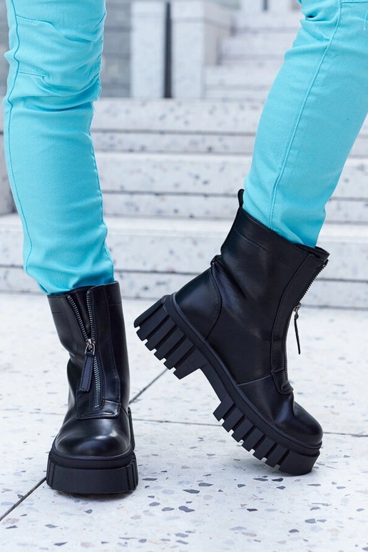 Melni izolēti puszābaki ar...