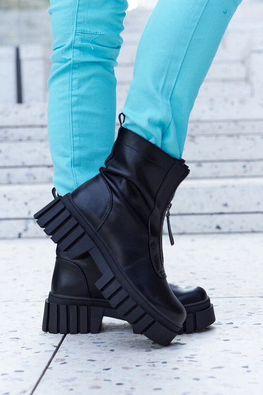 Melni izolēti puszābaki ar...