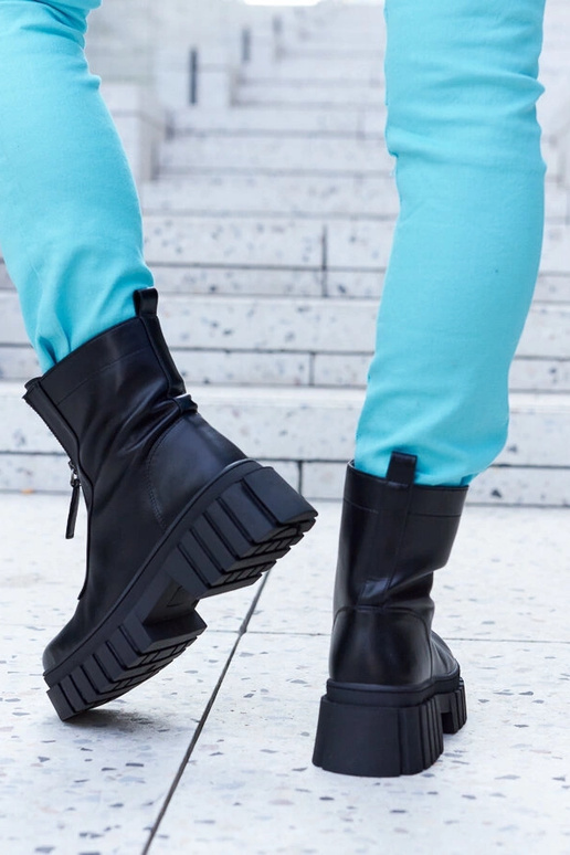 Melni izolēti puszābaki ar...