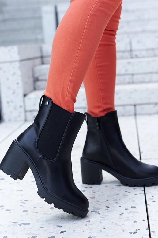 Melni izolēti klasiski puszābaki ar...