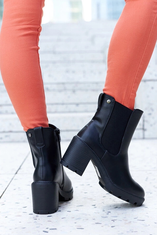 Melni izolēti klasiski puszābaki ar...