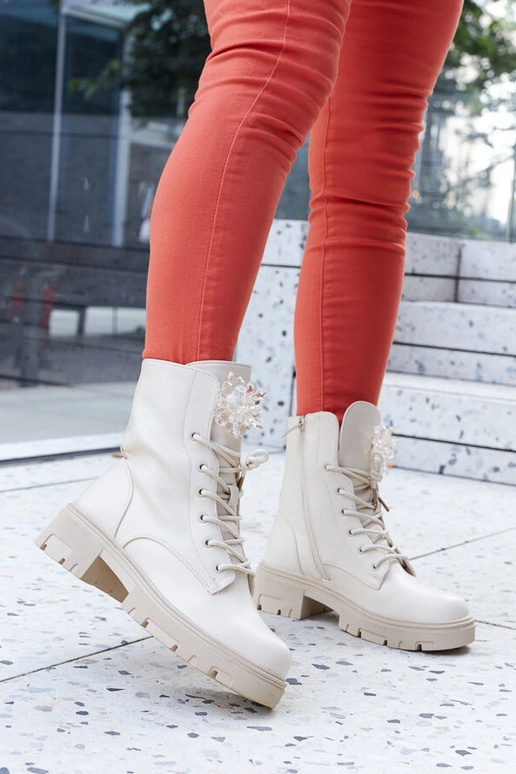 Bēši puszābaki ar dekoratīvām krellēm...