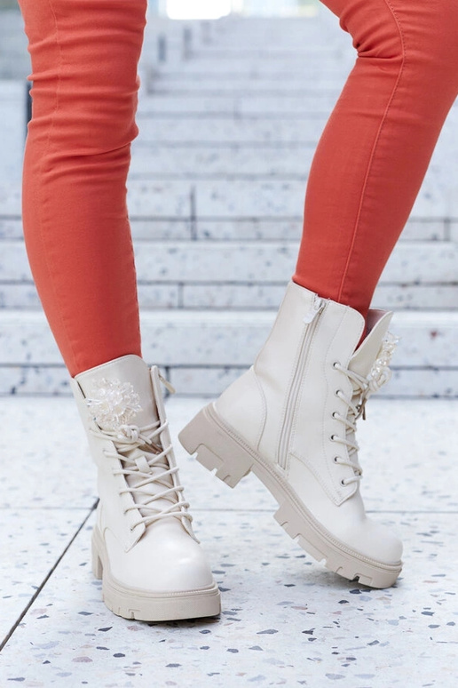 Bēši puszābaki ar dekoratīvām krellēm...