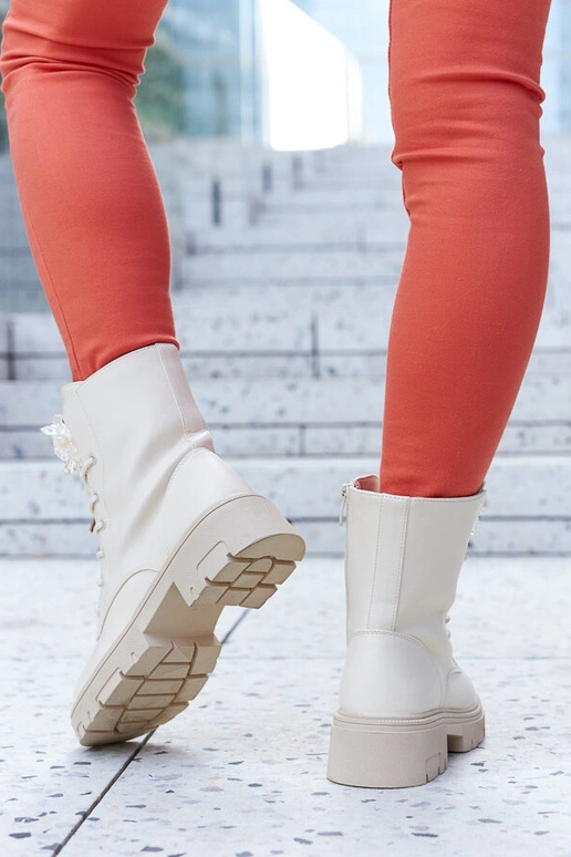 Bēši puszābaki ar dekoratīvām krellēm...