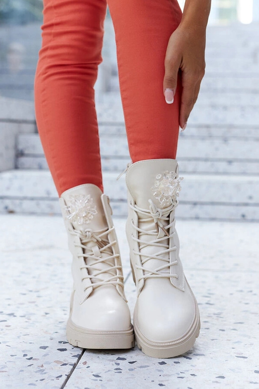 Bēši puszābaki ar dekoratīvām krellēm...