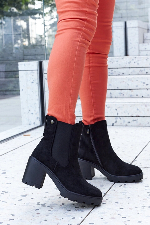 Melni izolēti mākslīgā zamša zābaki...