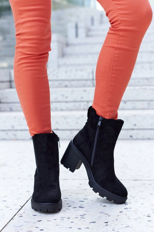 Melni izolēti mākslīgā zamša zābaki...