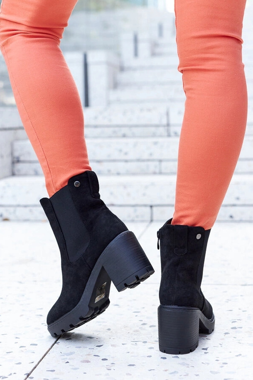 Melni izolēti mākslīgā zamša zābaki...