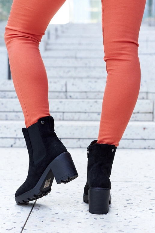 Melni izolēti mākslīgā zamša zābaki...