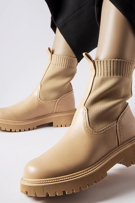 Smilšu krāsas mākslīgā zamša zābaki...