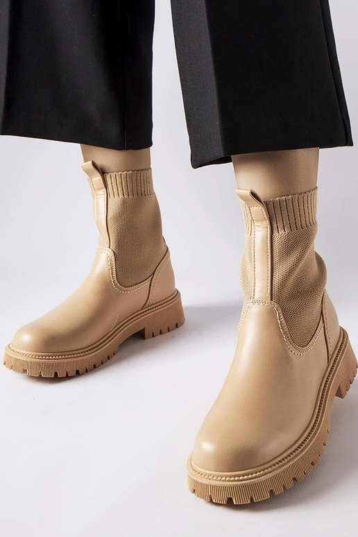 Smilšu krāsas mākslīgā zamša zābaki...