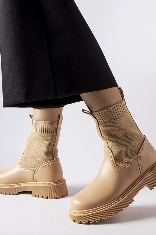 Smilšu krāsas mākslīgā zamša zābaki...