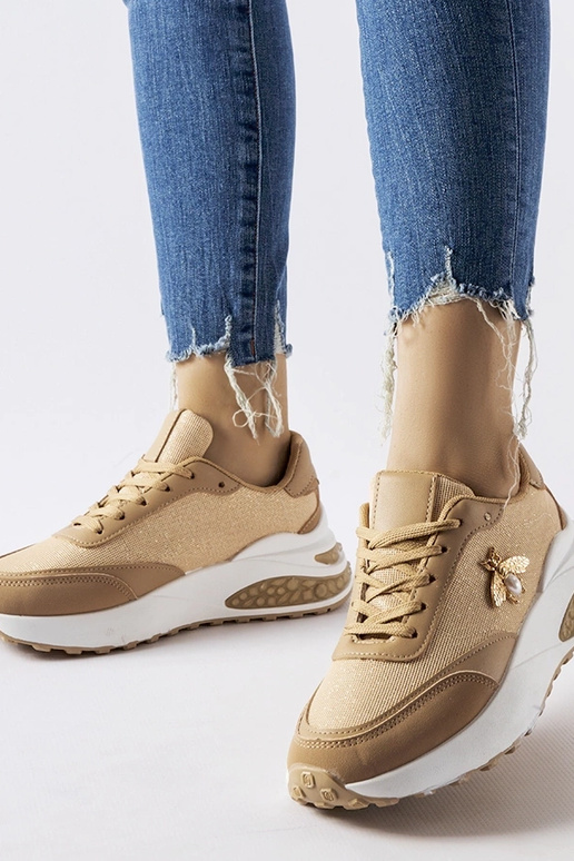 Brūnas un baltas kedas ar dekoratīvu...