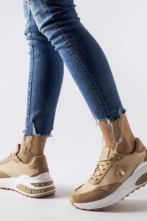 Brūnas un baltas kedas ar dekoratīvu...