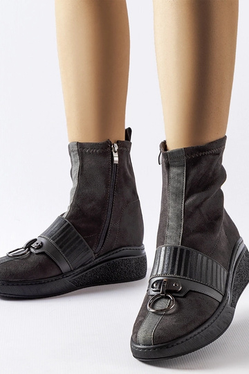 Pelēki zābaki-zeķes uz...