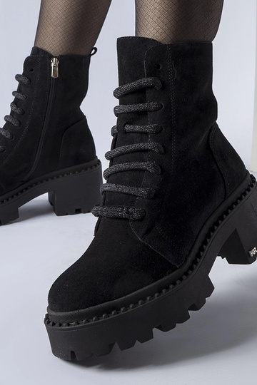 Melni ziemas trekinga...