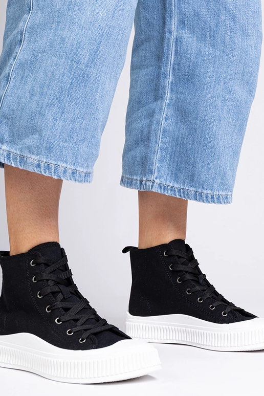 Melni augsti zābaki uz platformas,...