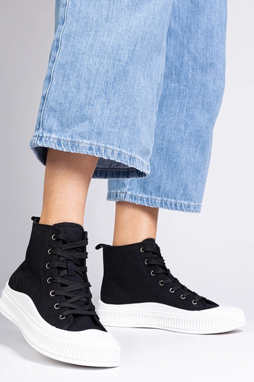 Melni augsti zābaki uz... 2