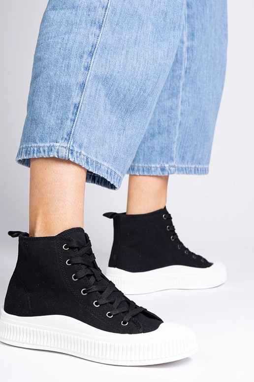 Melni augsti zābaki uz platformas,...