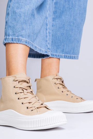 Tumši smilšu krāsas zābaki...