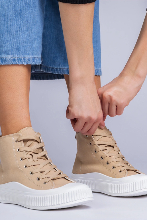 Tumši smilšu krāsas zābaki uz...