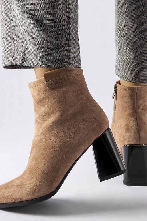 Smilšu krāsas eleganti zābaki uz...