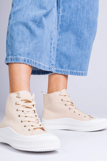 Smilšu krāsas zābaki uz...