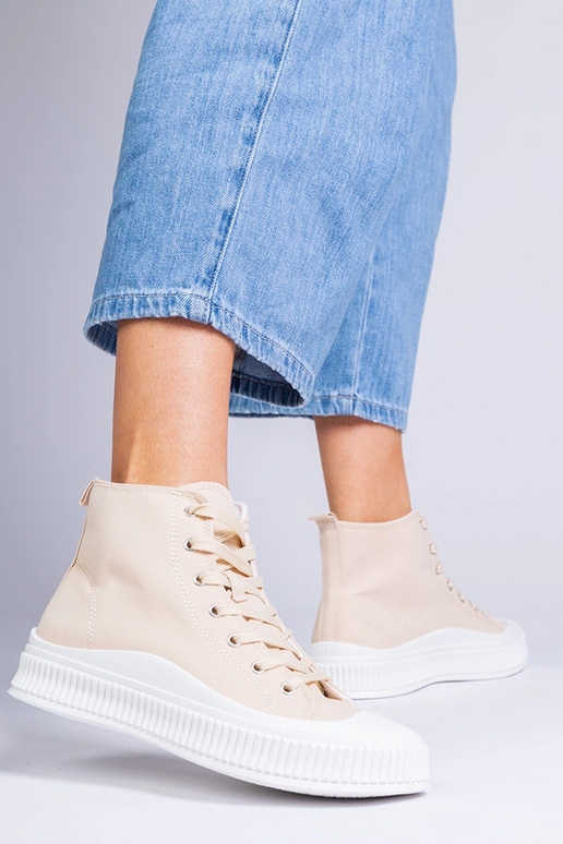 Smilšu krāsas zābaki uz platformas,...