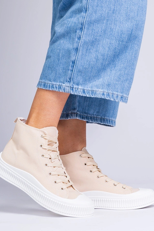 Smilšu krāsas zābaki uz platformas,...