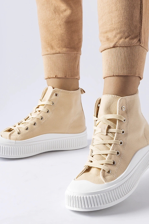 Smilšu krāsas zābaki uz platformas,...