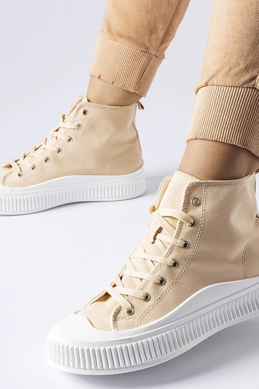 Smilšu krāsas zābaki uz platformas,...