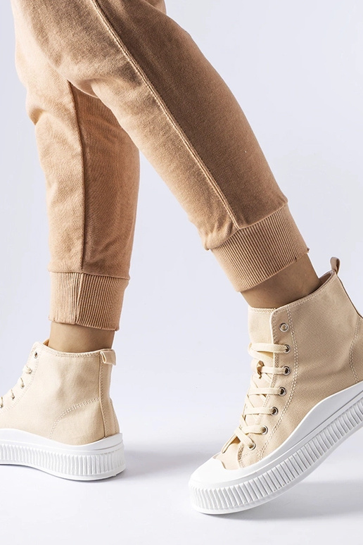 Smilšu krāsas zābaki uz platformas,...