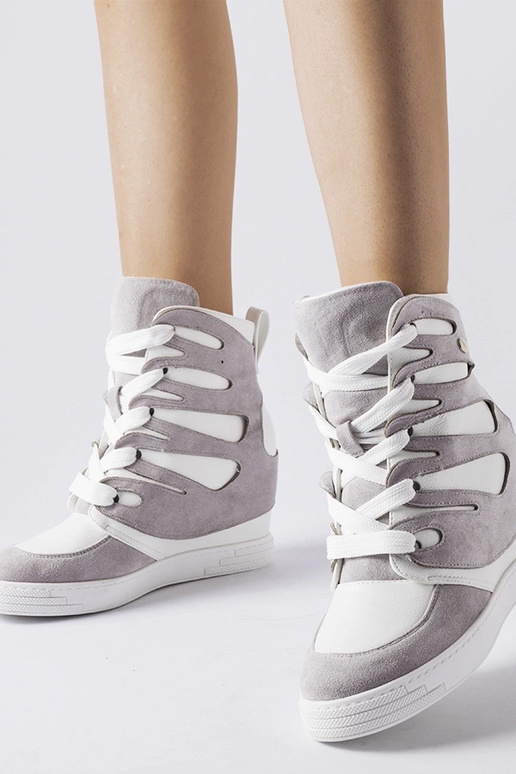 Balti-pelēki sporta zābaki uz...