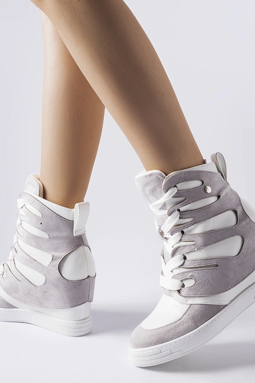 Balti-pelēki sporta zābaki uz...