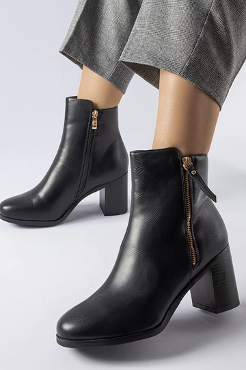 Melni izolēti klasiski...