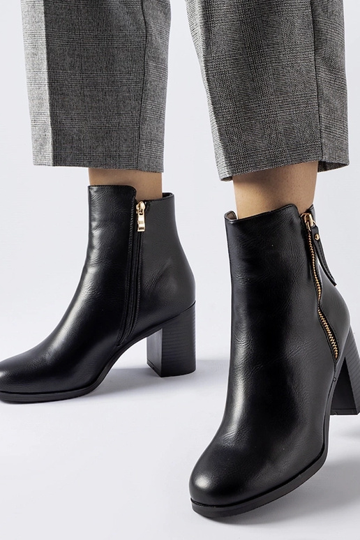 Melni izolēti klasiski puszābaki Edilio