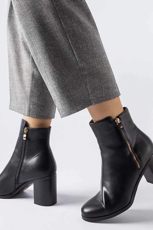 Melni izolēti klasiski puszābaki Edilio