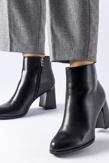 Melni izolēti puszābaki ar...