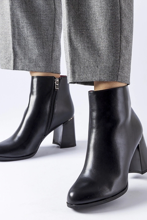 Melni izolēti puszābaki ar dekoratīvu...