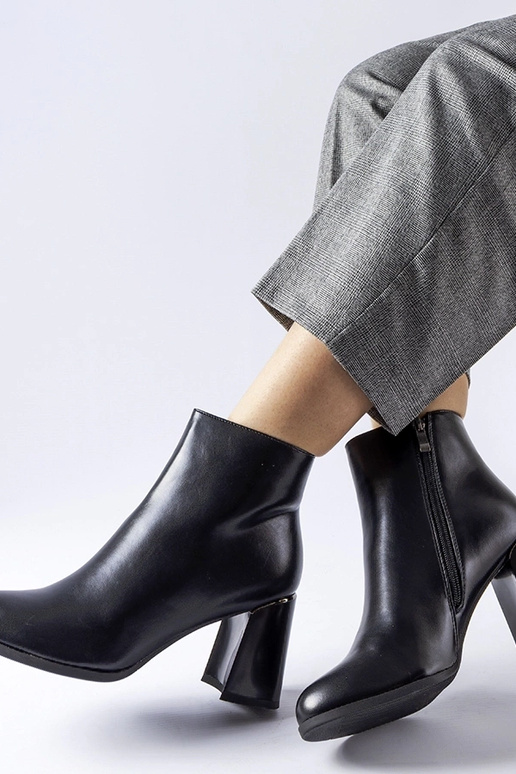 Melni izolēti puszābaki ar dekoratīvu...