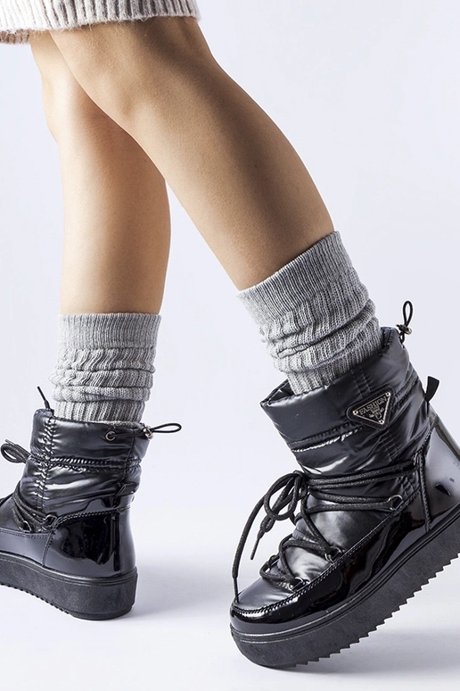 Melni izolēti sniega zābaki ar gumiju...