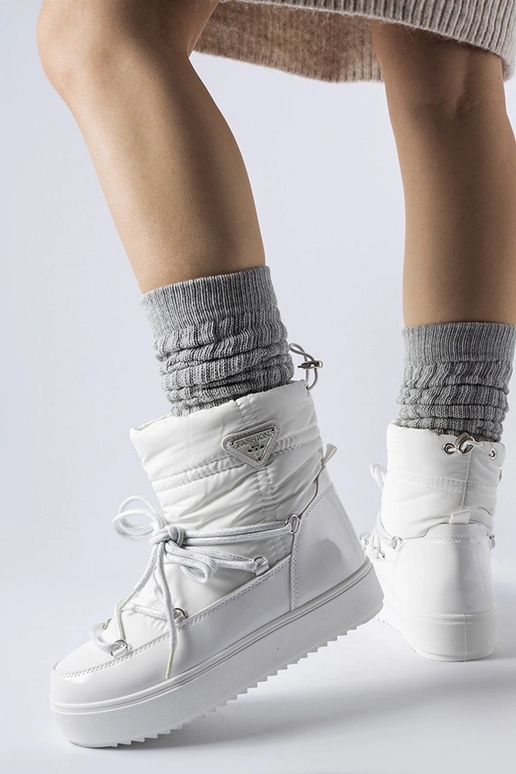 Balti izolēti sniega zābaki ar gumiju...