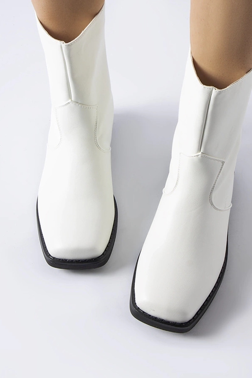 Balti izolēti puszābaki ar...