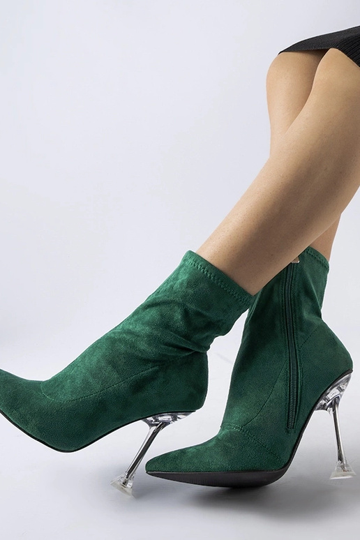 zaļi zābaki ar dekoratīvu papēdi...