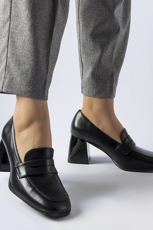 Melnas lakādas pumpas Beroide