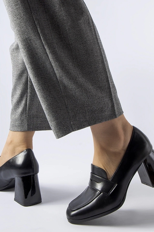 Melnas lakādas pumpas Beroide