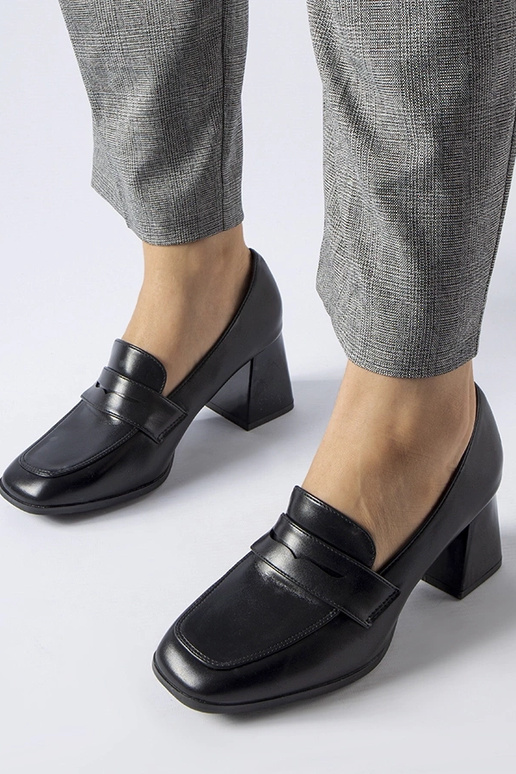 Melnas lakādas pumpas Beroide