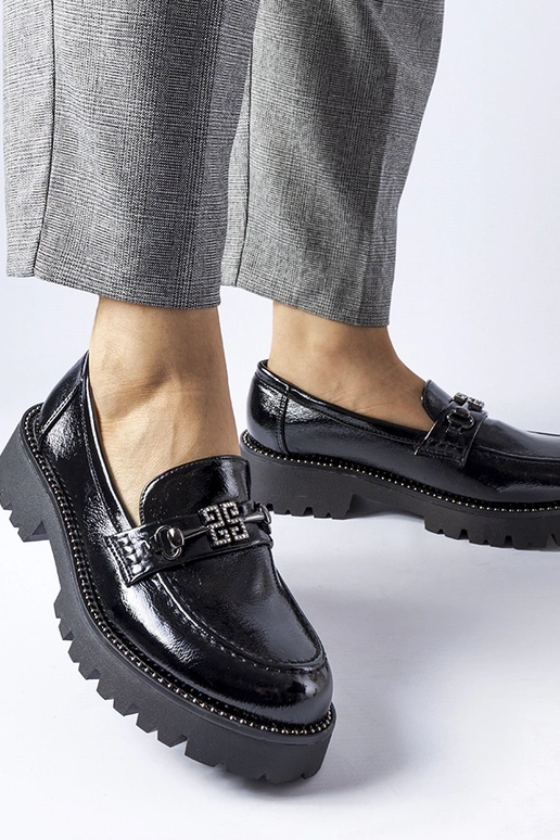 Casine melni lakoti mokasīni ar cirstiem