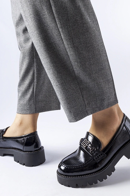 Casine melni lakoti mokasīni ar cirstiem