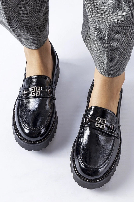 Casine melni lakoti mokasīni ar cirstiem